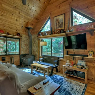 Fox Den Cabin with Invigorating Hot Tub!