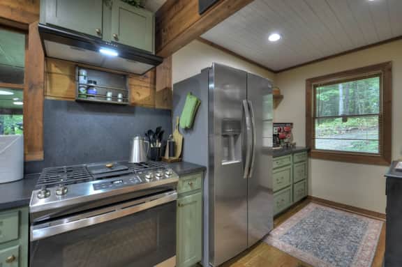 La La's Cabin Hot Tub Secluded Small Dog Friendly
