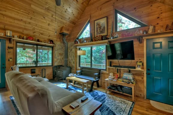 Fox Den Cabin with Invigorating Hot Tub!