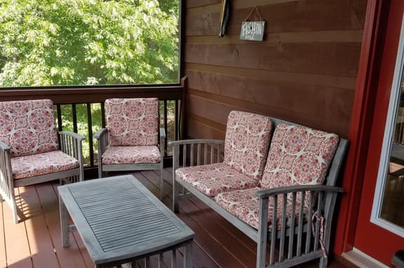 Treetop Retreat Cabin